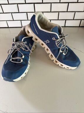 On Running Women’s Cloud 5 Running Shoes in Blue/White, Sz 8.5 VERY GOOD COND